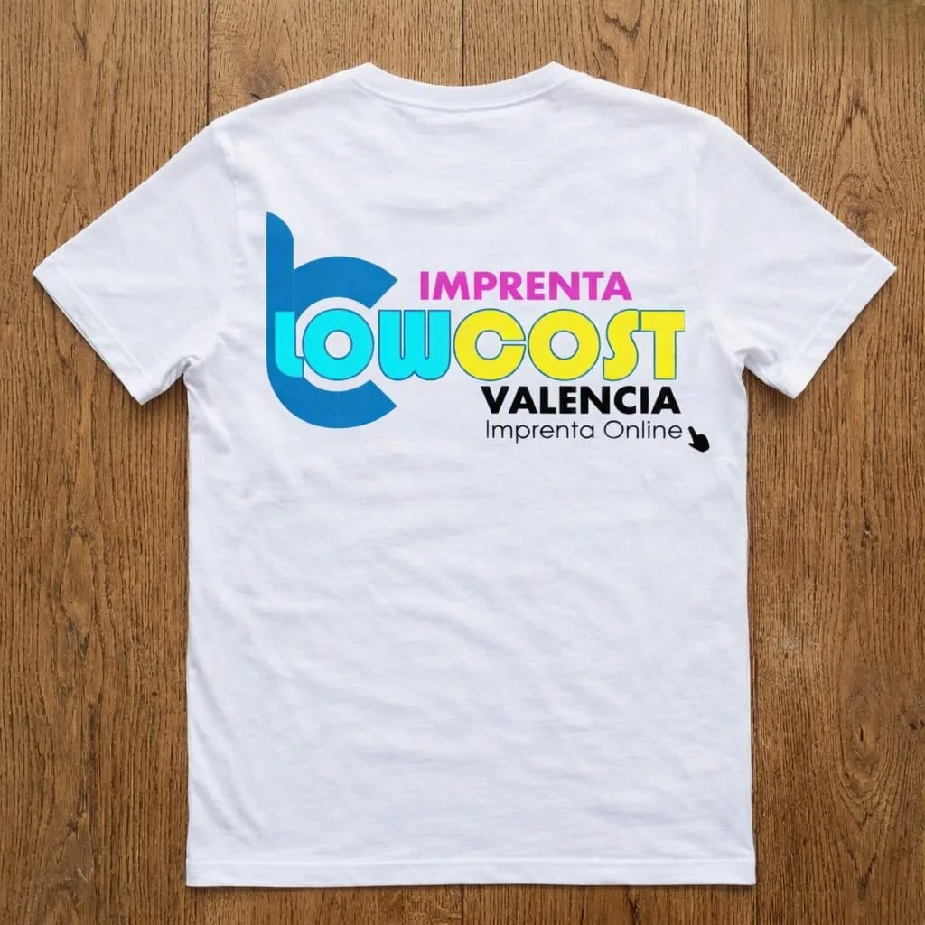 Camiseta blanca con logo en la espalda